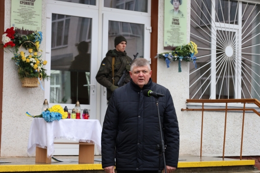 На фасаді ліцею №1 відкрили дві анотаційні дошки для героїв - Олександру Єремягіну та Віталію Мазуру.